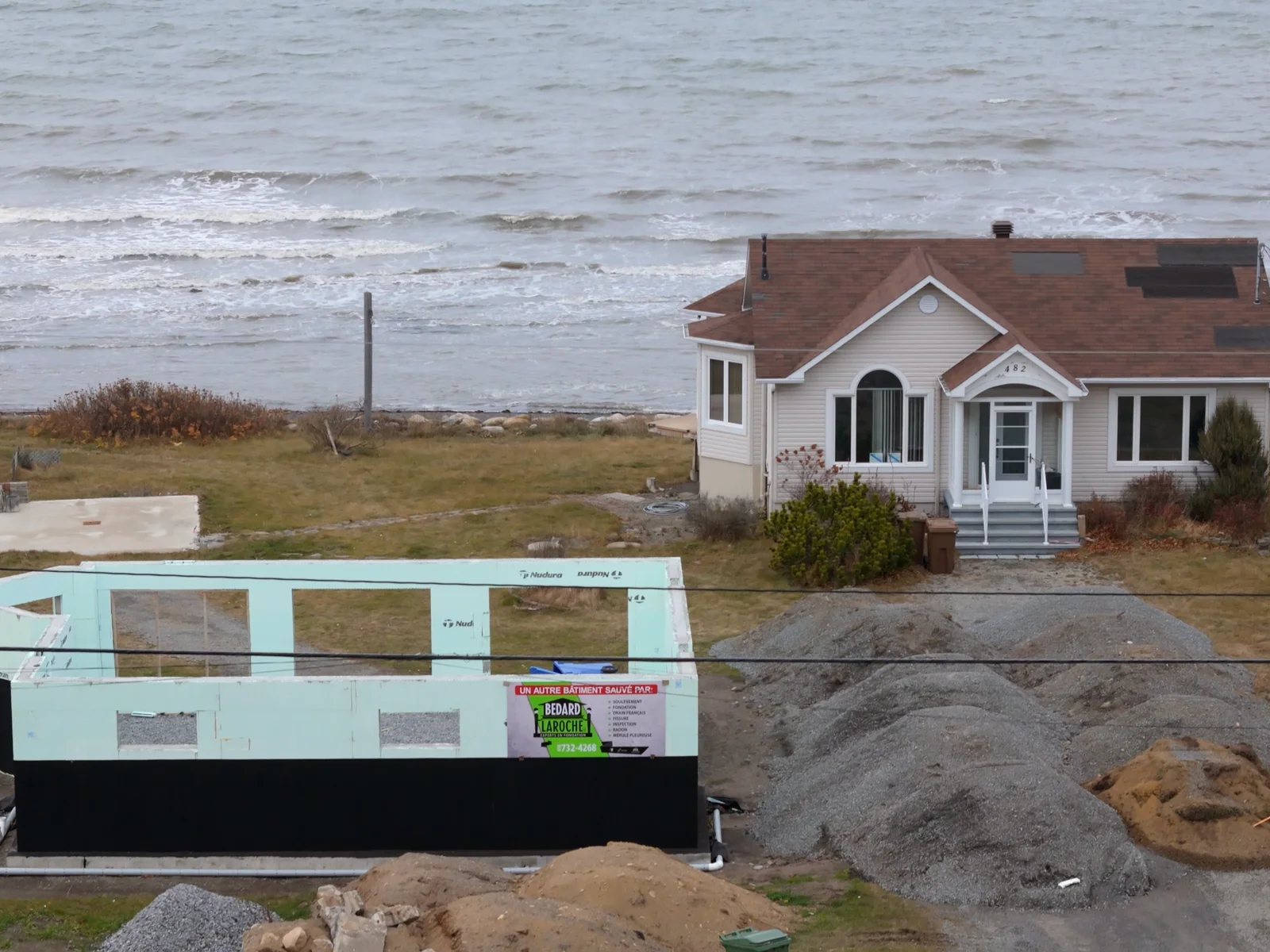 Building lifted and moved along the shore of the St. Lawrence