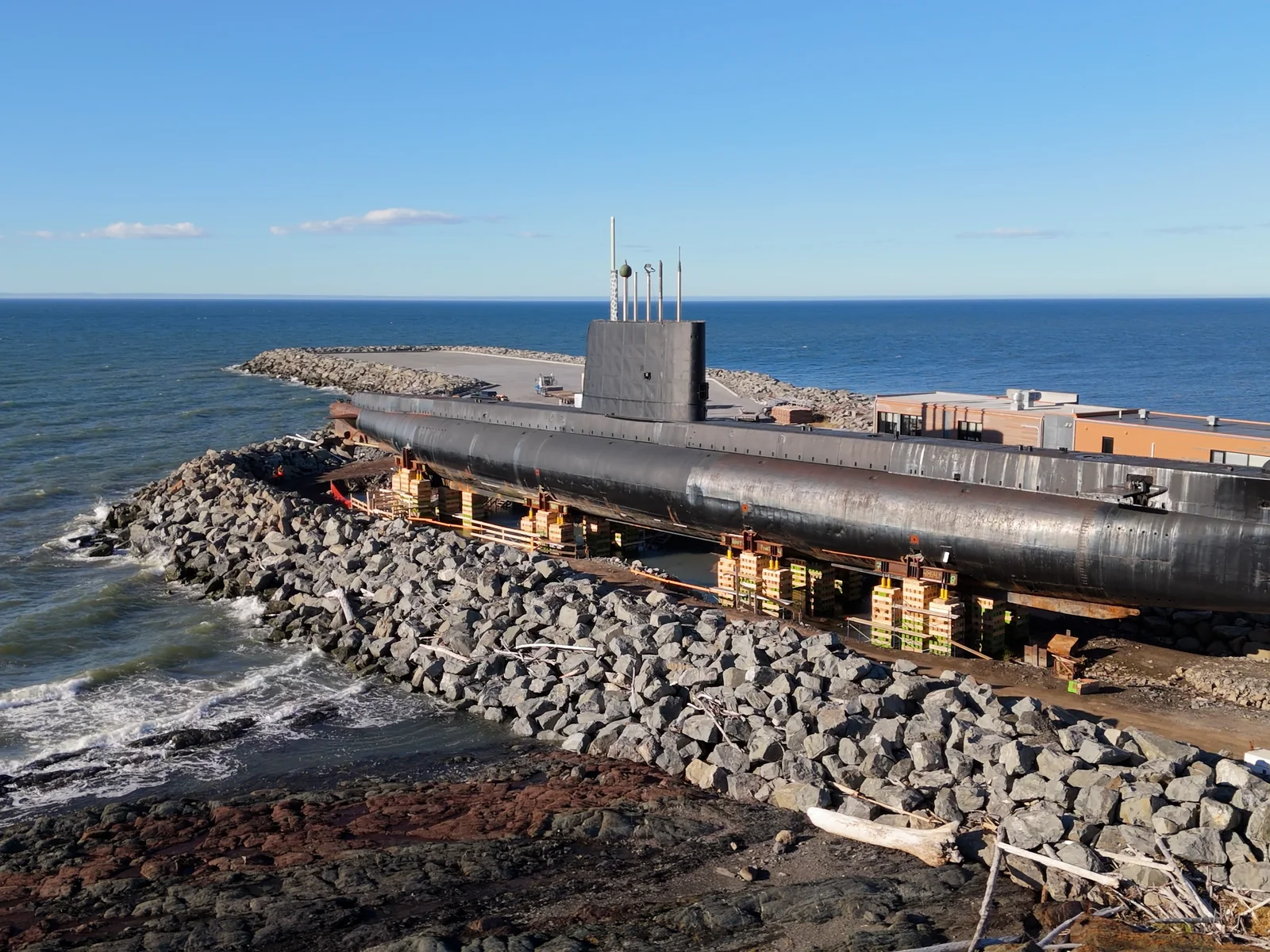 Lifting the Onondaga submarine, at Pointe-au-Père