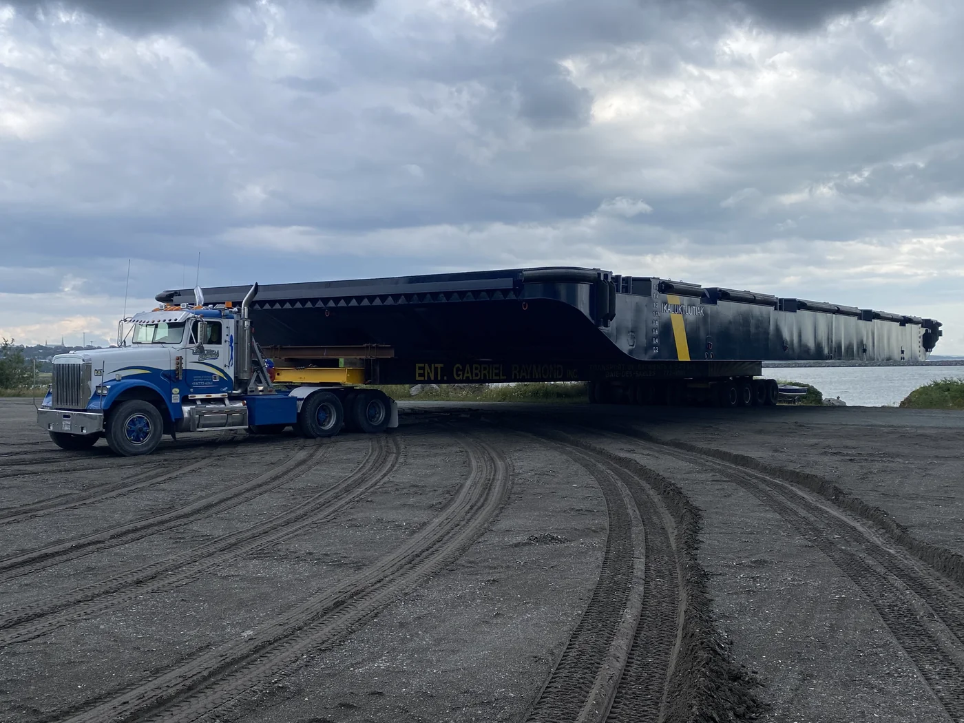 Steel structure moved on a lowboy trailer